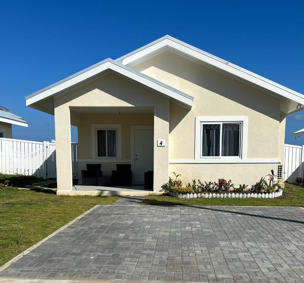 Seamist Villa @Oceanpointe Lucea Comfy 2Br W/Pool Gym & Parking エクステリア 写真