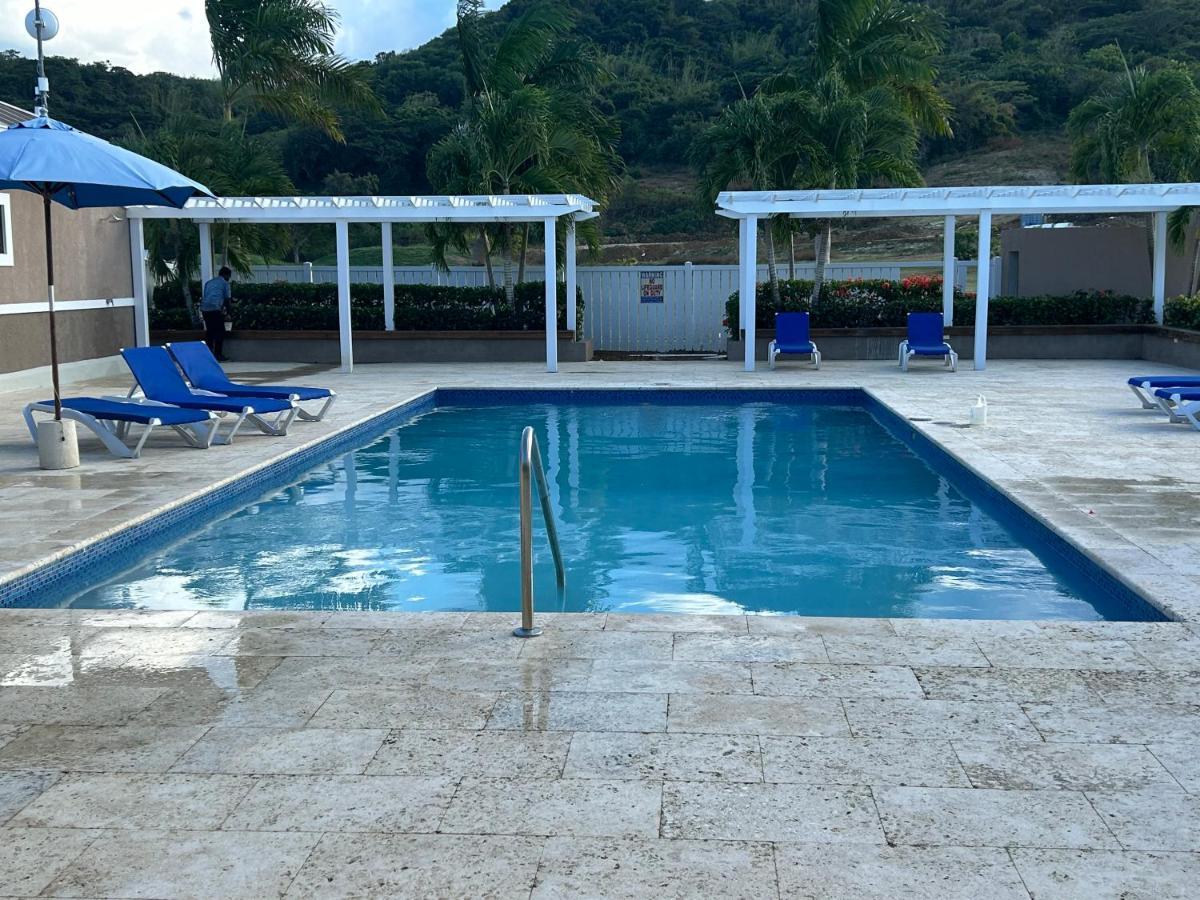 Seamist Villa @Oceanpointe Lucea Comfy 2Br W/Pool Gym & Parking エクステリア 写真